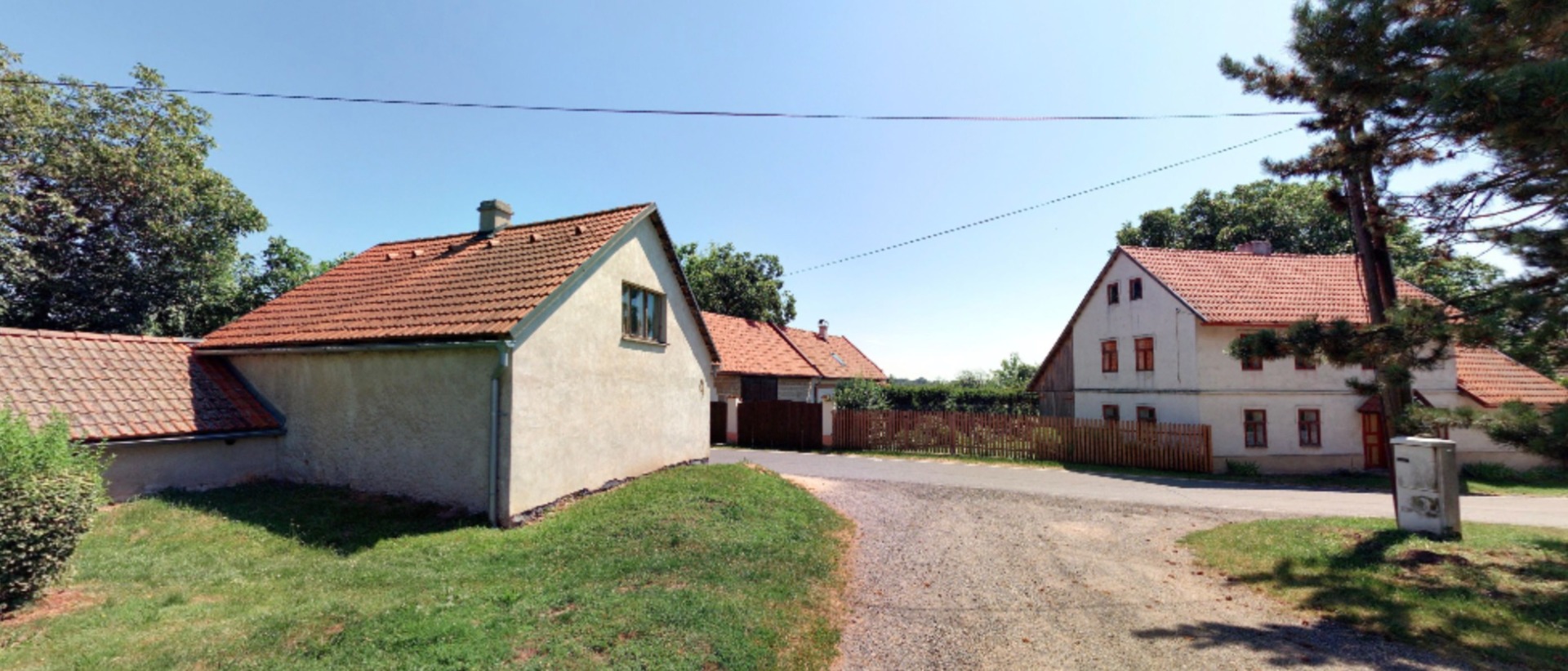 Vlevo dům č.p. 1 a vpravo přes silnici dům č.p. 40.