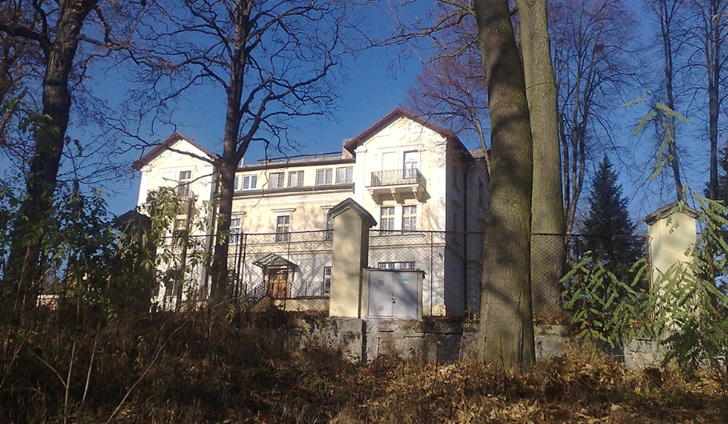 Bývalá lázeňská budova Bellevue.